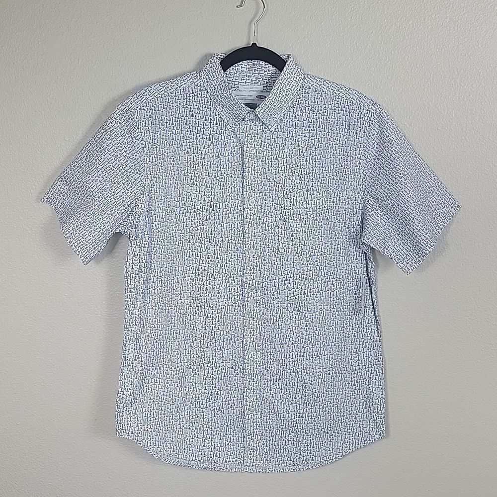 NWT Lightweight Old Navy button down with anchor print. Size M